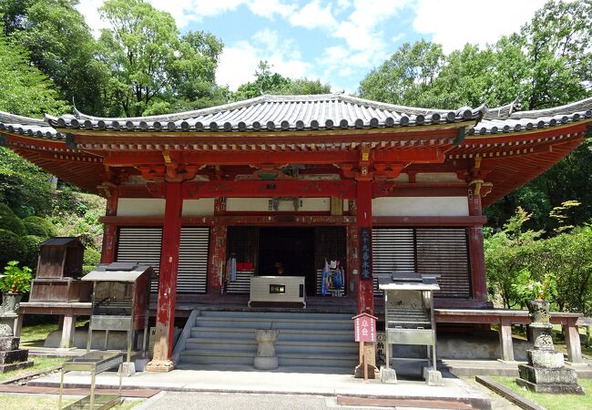 赤い建造物のお寺