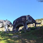 巨大な親子のナウマン象と「マムシ注意」の看板
