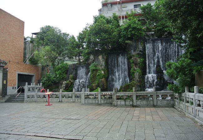 龍山寺 門前の滝