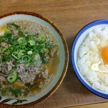 旨い！！　牛肉、青ネギ、半熟卵に極上のお出汁が