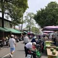 駅近の露天青果市場