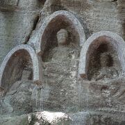 岩場に見ごたえあるお寺