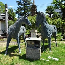 本堂近くにある馬（御本尊）の像