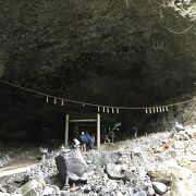 独特な雰囲気の空間・願掛けの川原石がびっしりと積まれていました