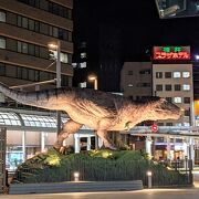 福井駅前では実物大のティラノサウルスのロボットが鳴いている。