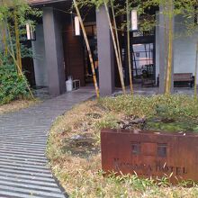 重厚感を感じる入口付近のインテリア