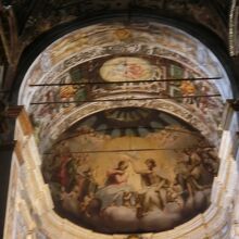 主祭壇の丸天井及び後背のフレスコ画もコレッジオの作品