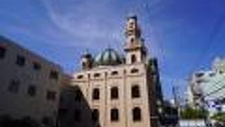 中央部にモスグリーンと濃紺のドーム