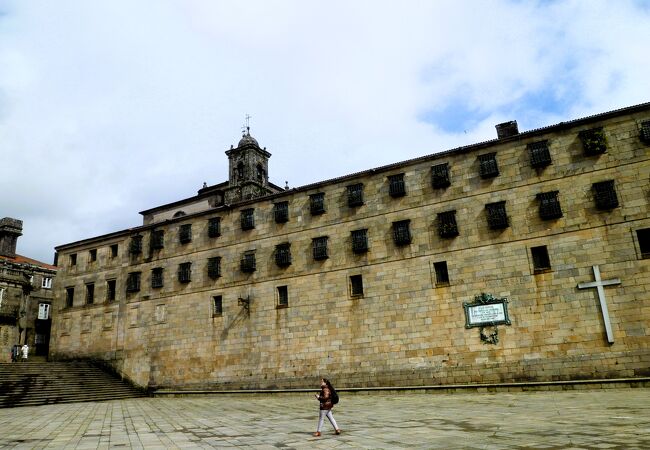 キンターナ広場で大聖堂の向側に`白い十字架`が