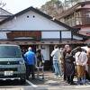小さな漁港の片隅のお店なのに、開店前からお待ちがずら～り