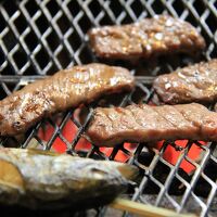 囲炉裏で肉焼く