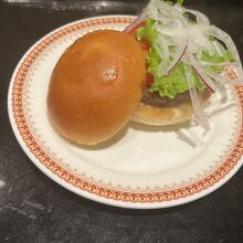 ライブキッチンで作ってくれた ハンバーガー