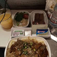 羽田からドバイへの機内食です