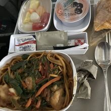 ドバイから羽田への機内食です。