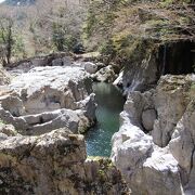 新庄川の清流で浸食された雪白の石灰岩が奇岩を創り出して龍が棲んでいてもおかしくない景観を造っています。