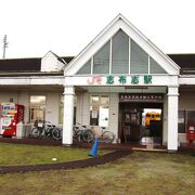 小さな駅ですが観光案内所が併設されています。駅前には商業施設のサンポートしぶしアピアがあります。