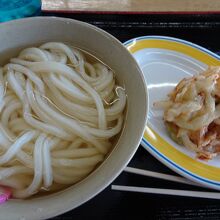 かけうどんとかき揚げ