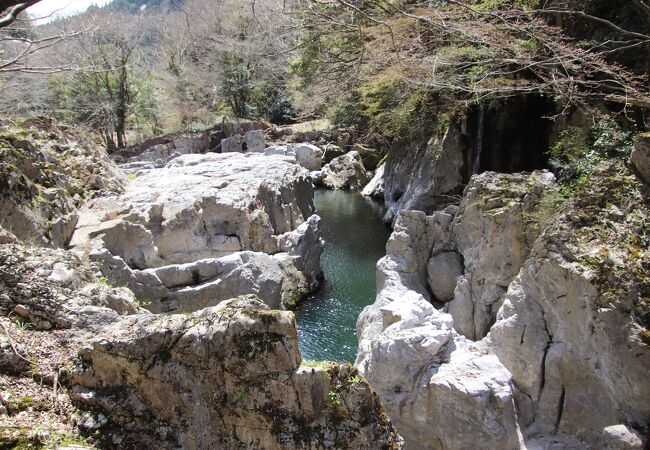 新庄川の清流で浸食された雪白の石灰岩が奇岩を創り出して龍が棲んでいてもおかしくない景観を造っています。