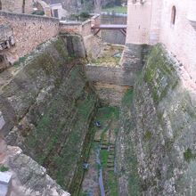 アルカサル入口は狭くてこのように高さある通路でした