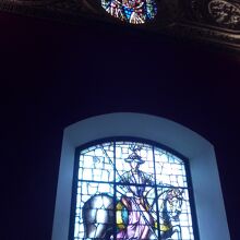 ステンドグラスの窓　エンリケ王の騎馬姿