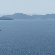 瀬戸内海。大崎上島の向こうには四国山地の石鎚連峰が見える。