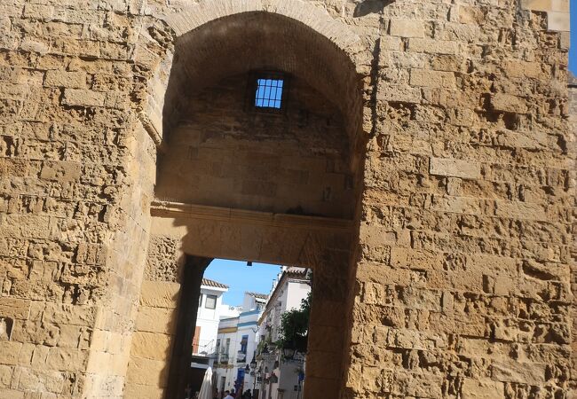 中央駅から歩いて旧市街に入る門