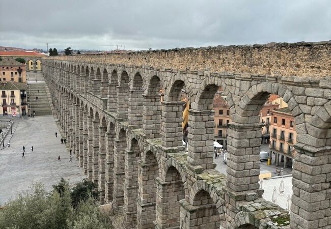 セゴビアで古代ローマ時代の建造物がほぼ当時のまま今でも見ることが出来、感動しました!!