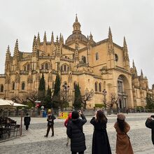 沢山の観光客がマヨール広場から撮影していました