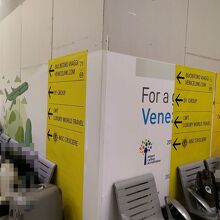 マルコポーロ空港到着フロア左側、ボートデスク向かいに案内板が