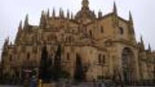 セゴビアで243年の建設期間を要して出来たゴシック様式の大聖堂を観て来ました!!