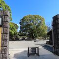 江戸時代の代表的な大名庭園　背景には近代ビル群