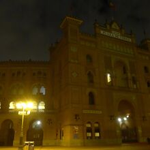 夜明け前の建物外観