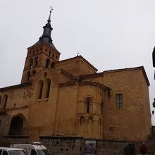 サン・マルティン教会とファン・フラボの銅像