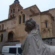 ファン・フラボ銅像の下のスフィンクス像とサン・マルティン教会