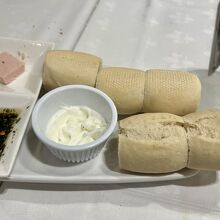 パンはセットで必ず付いてくる（有料）