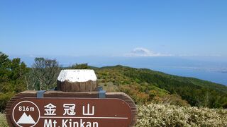 富士山と駿河湾を臨む笹原のハイキングコース