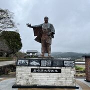 生家の前に立つ、弥太郎像