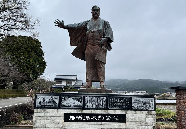 生家の前に立つ、弥太郎像