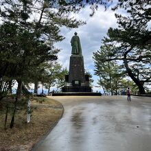 階段を登りきると、こんな感じで立っています