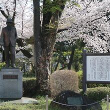 日本の実業家小林翁の銅像