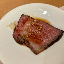 その場でカットしてもらえる柔らかくて美味しいローストビーフ