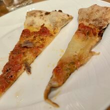 2種のピザ（アンチョビ、マルゲリータ）もテーブルサービス