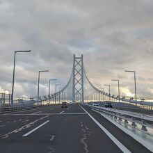 明石海峡大橋を望む。