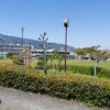 子供が遊べる遊具と芝生の広場があります