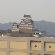 ホテル屋上から見る夕方の姫路城