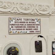 観光客に大人気のカフェ トルトーニ