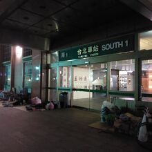 駅周辺はホームレスだらけです。