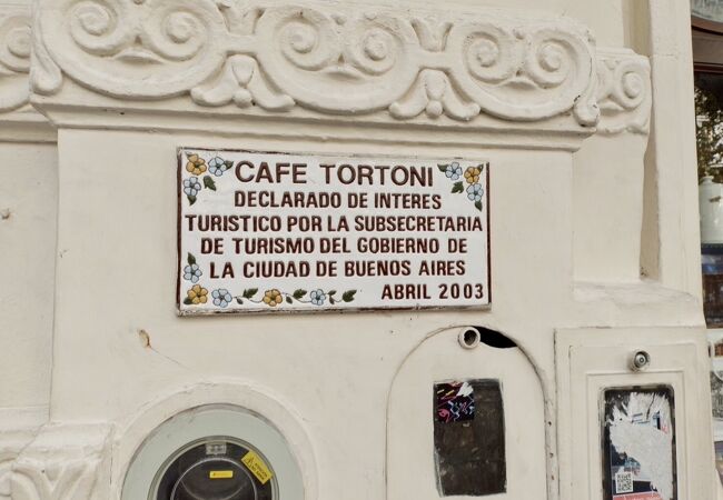 観光客に大人気のカフェ トルトーニ