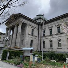 大阪府立中之島図書館。