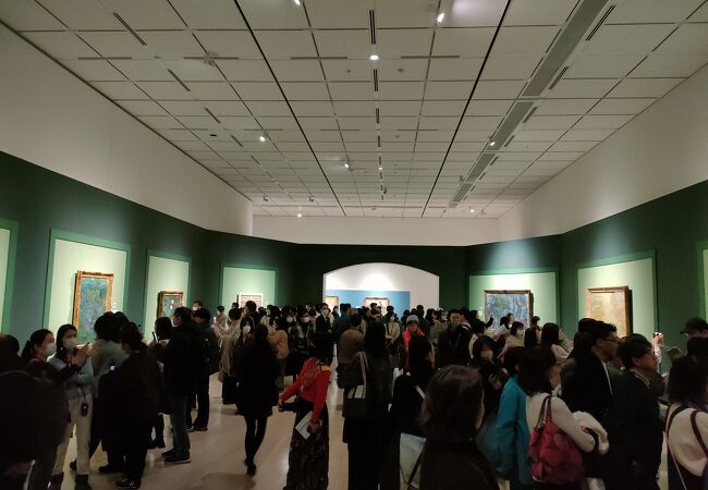 展示会場としては素晴らしいが、混雑する展覧会の運営が酷すぎる